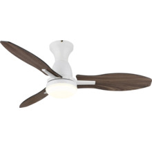 Ventilator de tavan modern cu trei palete cu aspect de lemn, carcasă albă și corp de iluminat integrat.