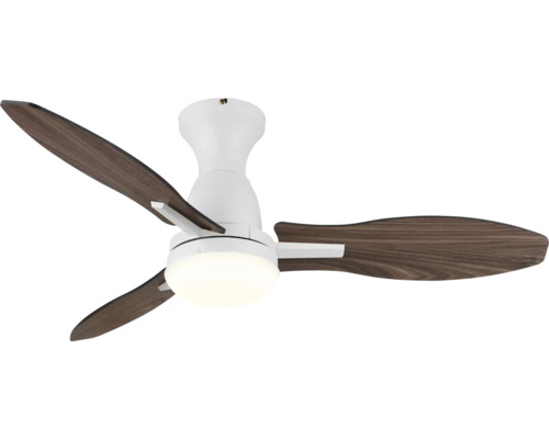Ventilator de tavan modern cu trei palete cu aspect de lemn, carcasă albă și corp de iluminat integrat.