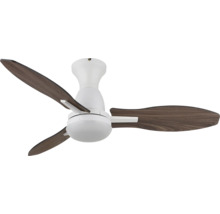 Ventilator de tavan cu trei palete aspect lemn și carcasă albă.