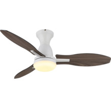 Ventilator de tavan alb cu trei pale cu aspect de lemn și lumină integrată.