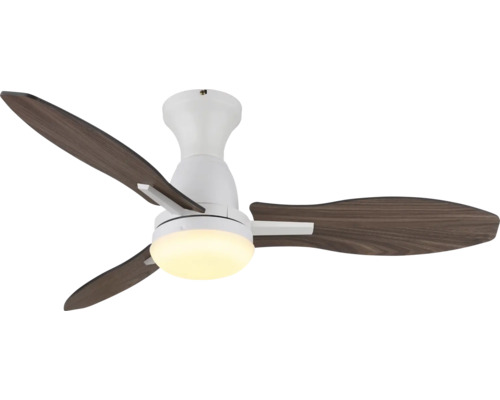 Ventilator de tavan alb cu trei pale cu aspect de lemn și lumină integrată.