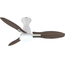 Ventilator de tavan cu lumină, trei palete cu aspect de lemn și carcasă albă.