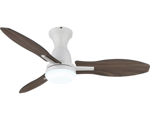 Ventilator de tavan cu lumină, trei palete cu aspect de lemn și carcasă albă.