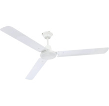 Ventilator de tavan cu trei pale metalice de culoare albă.