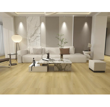 Pardoseală laminată deschisă într-o cameră de zi modernă cu canapea, măsuță de cafea din marmură și perete decorativ, spațiu luminos și organizat.