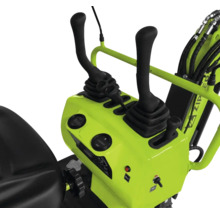 Panou de comandă miniexcavator Zipper cu joystick-uri, manete și afișaje digitale.