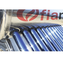 Prim-plan cu un colector solar cu tuburi vidate cu Fiamma Logo