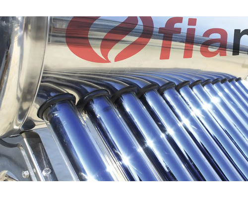 Prim-plan cu un colector solar cu tuburi vidate cu Fiamma Logo