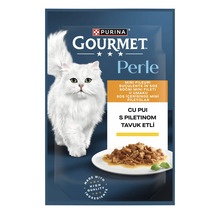 Hrană Purina Gourmet Perle mini fileuri cu pui în sos, plic cu pisică albă, mâncare servită, Purina Logo și sigiliu de calitate.