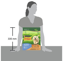 Hrană pentru câini Purina Friskies Junior, pachet de 2,4 kilograme, înălțime 335 milimetri, prezentată lângă o siluetă pentru scară.