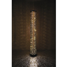 Lampă solară de podea cilindrică, din metal cu perforații fine, care emite o lumină caldă, sclipitoare, cu efect de stele.