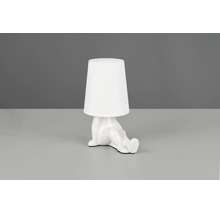 Veioză modernă cu abajur textil alb și bază din ceramică în formă de figură așezată.
