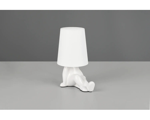 Veioză modernă cu abajur textil alb și bază din ceramică în formă de figură așezată.