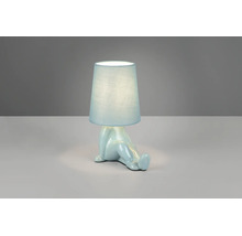 Veioză albastră cu bază din ceramică în formă de figură așezată și abajur din material textil.