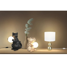 Trei lămpi de masă decorative: o pisică neagră și un hamster auriu cu sfere luminoase și o lampă cu abajur alb și picior auriu.
