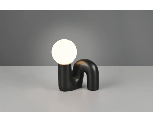 Veioză modernă cu o bază neagră curbată abstract și o sursă de lumină sferică albă.