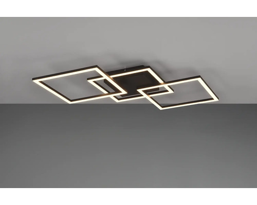 Plafonieră LED compusă din trei pătrate negre interconectate cu lumină albă caldă.