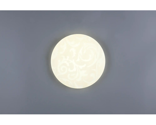 Plafonieră LED rotundă cu model ornamental, iluminată.
