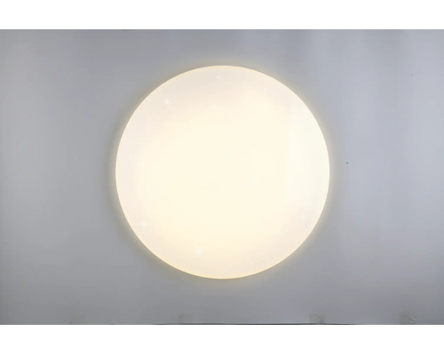 Plafonieră rotundă cu LED, cu efect de cer înstelat și lumină albă caldă.