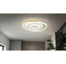 Plafonieră LED modernă cu inele întrepătrunse într-un interior luminos.
