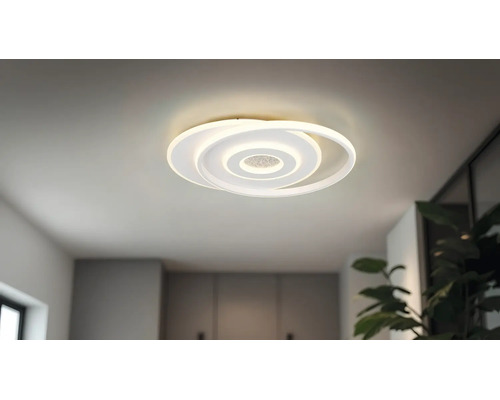 Plafonieră LED modernă cu inele întrepătrunse într-un interior luminos.