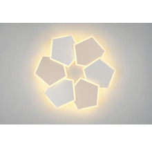 Plafonieră LED modernă compusă din cinci elemente pentagonale cu iluminare indirectă.