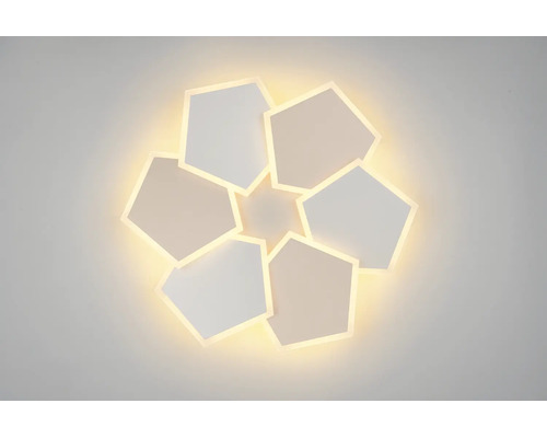 Plafonieră LED modernă compusă din cinci elemente pentagonale cu iluminare indirectă.