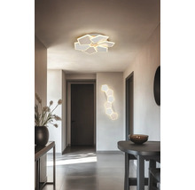 Design modern de hol cu plafonieră LED geometrică și aplică de perete asortată în formă hexagonală, decor minimalist.