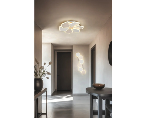 Design modern de hol cu plafonieră LED geometrică și aplică de perete asortată în formă hexagonală, decor minimalist.