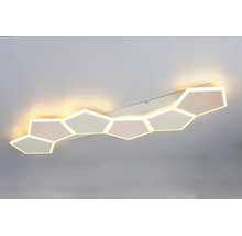 Plafonieră LED cu formă geometrică modernă compusă din cinci pentagoane conectate cu lumină albă caldă.