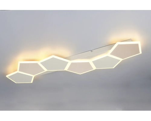 Plafonieră LED cu formă geometrică modernă compusă din cinci pentagoane conectate cu lumină albă caldă.