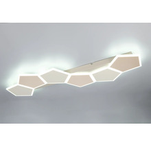 Plafonieră LED modernă cu design geometric compusă din mai multe elemente pentagonale.
