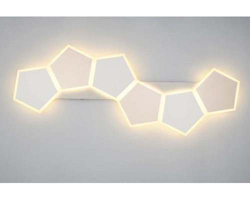 Aplică LED modernă formată din șase module pentagonale interconectate cu lumină albă caldă pe margini.