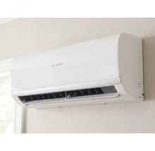 Unitate interioară de aer condiționat Bosch de perete albă.