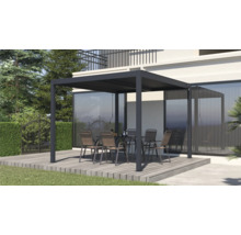 Pergolă modernă din aluminiu antracit pe o terasă din lemn, cu mobilier de grădină, în fața unei case luminoase.