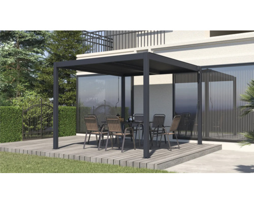 Pergolă modernă din aluminiu antracit pe o terasă din lemn, cu mobilier de grădină, în fața unei case luminoase.