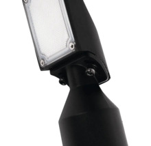 Proiector LED de exterior cu carcasă neagră, articulație reglabilă și sticlă structurată.