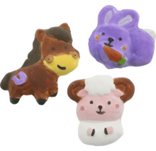 Trei figurine mici de animale, constând dintr-un cal, un iepure cu un morcov și o oaie.