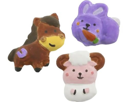 Trei figurine mici de animale, constând dintr-un cal, un iepure cu un morcov și o oaie.