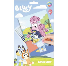 Set de creație cu mărgele Bluey pentru copii de la trei ani. O mână aplică mărgele autoadezive pe un șablon. Moxy Logo.