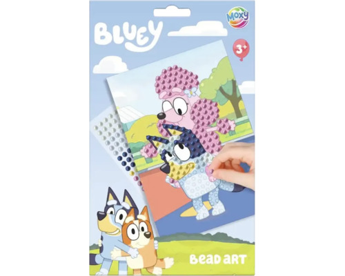 Set de creație cu mărgele Bluey pentru copii de la trei ani. O mână aplică mărgele autoadezive pe un șablon. Moxy Logo.