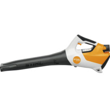 Suflantă de frunze cu acumulator STIHL pentru îngrijirea grădinii în culorile portocaliu, alb și negru.