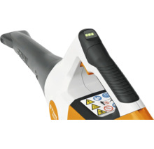Vedere detaliată a unei suflante de frunze cu acumulator, cu mâner ergonomic, indicator de încărcare, instrucțiuni de siguranță și STIHL Logo.
