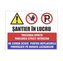 Panou de șantier cu simbol de avertizare, trecerea oprită și parcarea strict interzisă. Text: Șantier în lucru, trecerea oprită, parcare interzisă.
