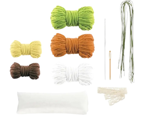 Set de creație cu diverse gheme de lână, dantelă, ace, fir verde și o bucată de material textil alb pentru lucru manual.