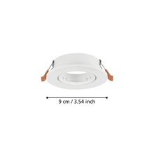 Spot încorporabil rotund alb cu un diametru de 9 centimetri și arcuri de fixare laterale.