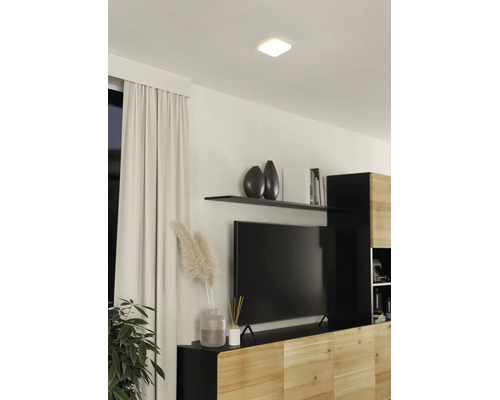 Plafonieră LED pătrată într-un living modern cu televizor și comodă.