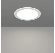 Spot LED încastrat rotund montat în tavan, care luminează o suprafață.