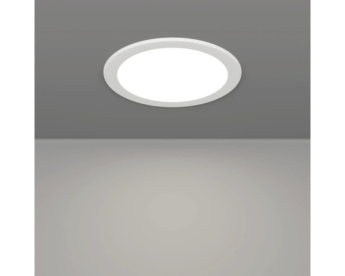 Spot LED încastrat rotund montat în tavan, care luminează o suprafață.