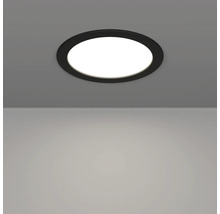 Spot LED încorporat rotund, negru, montat pe tavan, cu lumină strălucitoare pe perete.